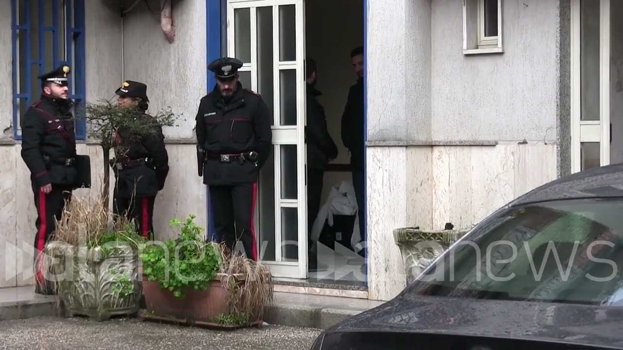 Napoli, omicidio a Melito: il corpo dell'uomo portato via dalla polizia mortuaria