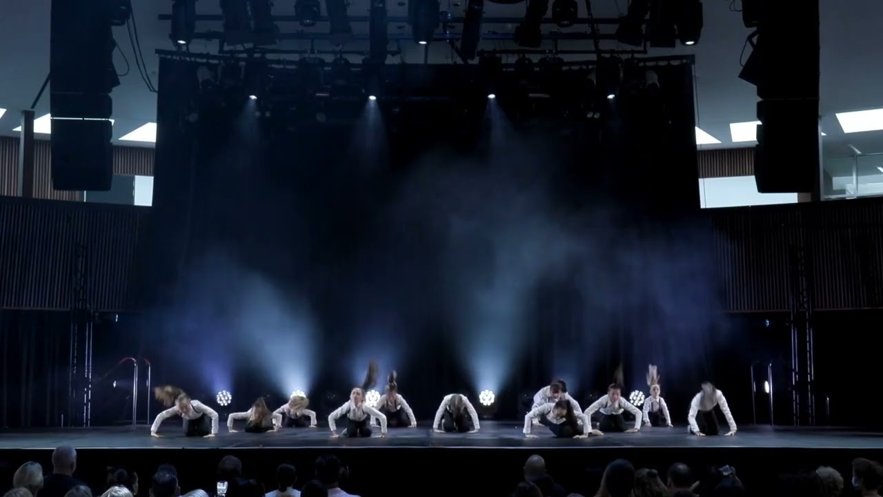 Lexi in Contemporary 10~11 year old dance 🎥. Brent Street 🎭 performing arts program Sydney Australia