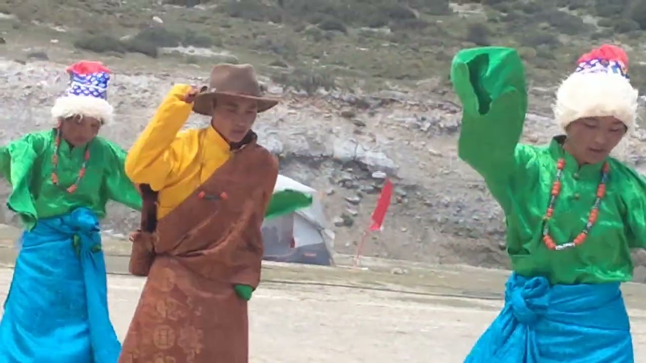 dance perform by students of Ghiling School.