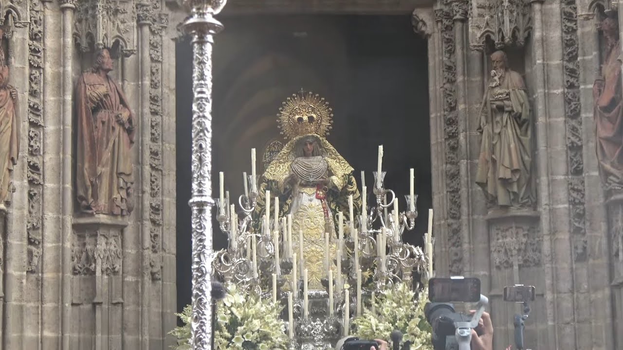 Salida ESPERANZA de TRIANA Extraordinaria 75 Aniversario Dogma de la Asunción - Sevilla 2025
