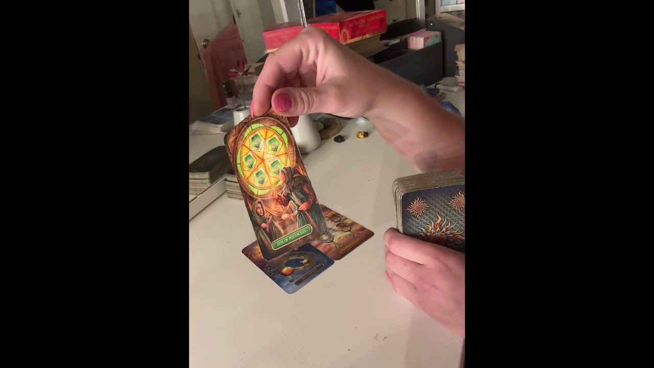 Hör plötsligt av sig!😮 Stor saknad som inte kommuniceras❤️ Du träffar en ny då.. Tarot tidlös