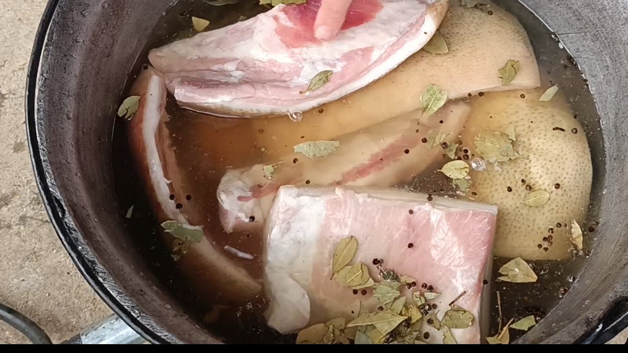 Sunca fiarta in zeama de varza cu  usturoi si boia | Reteta Oltenia | Preparate de porc 2023