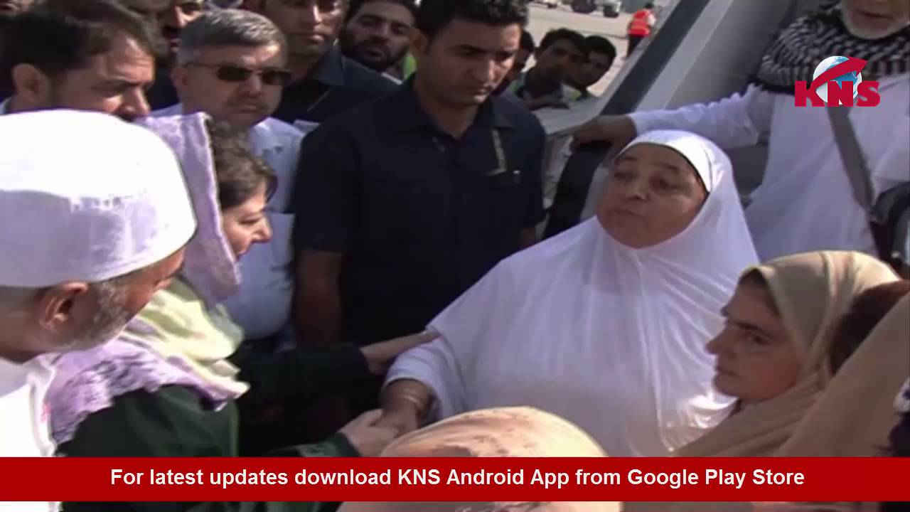CM receives  Hajj pilgrims at Srinagar Airport