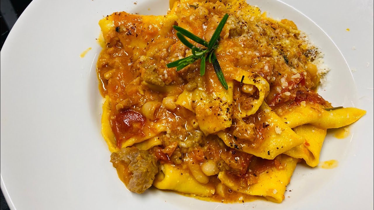 Fazzoletti di pasta con ragù di fagioli. facile veloce economico e pieno di gusto ￼￼￼