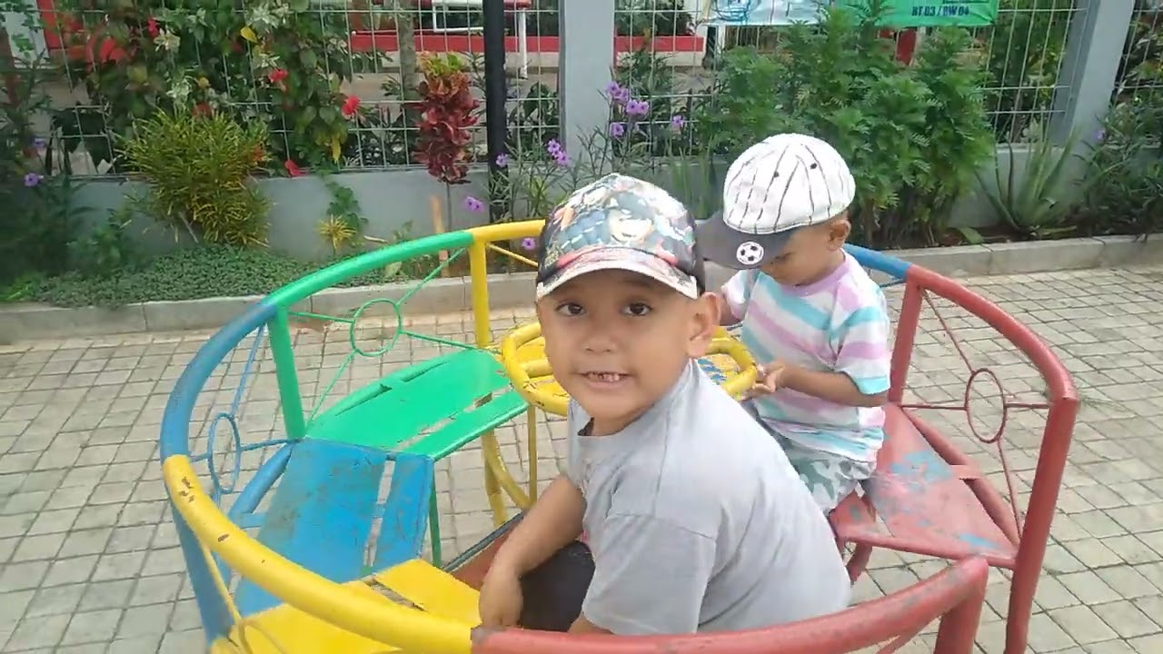 Syafiq dan Arsya main di Taman