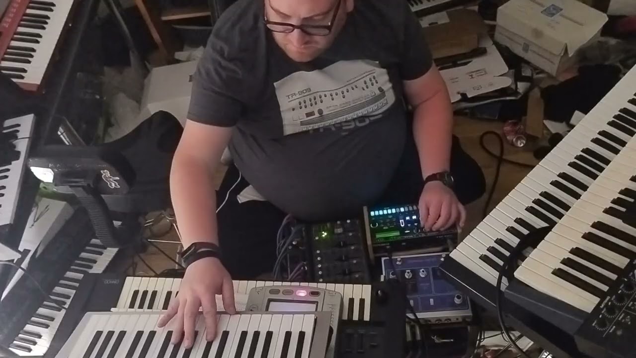 Happy 909 day! Roland TR 6S & KORG minilogue dawless Jam . Inspired by schooly d!