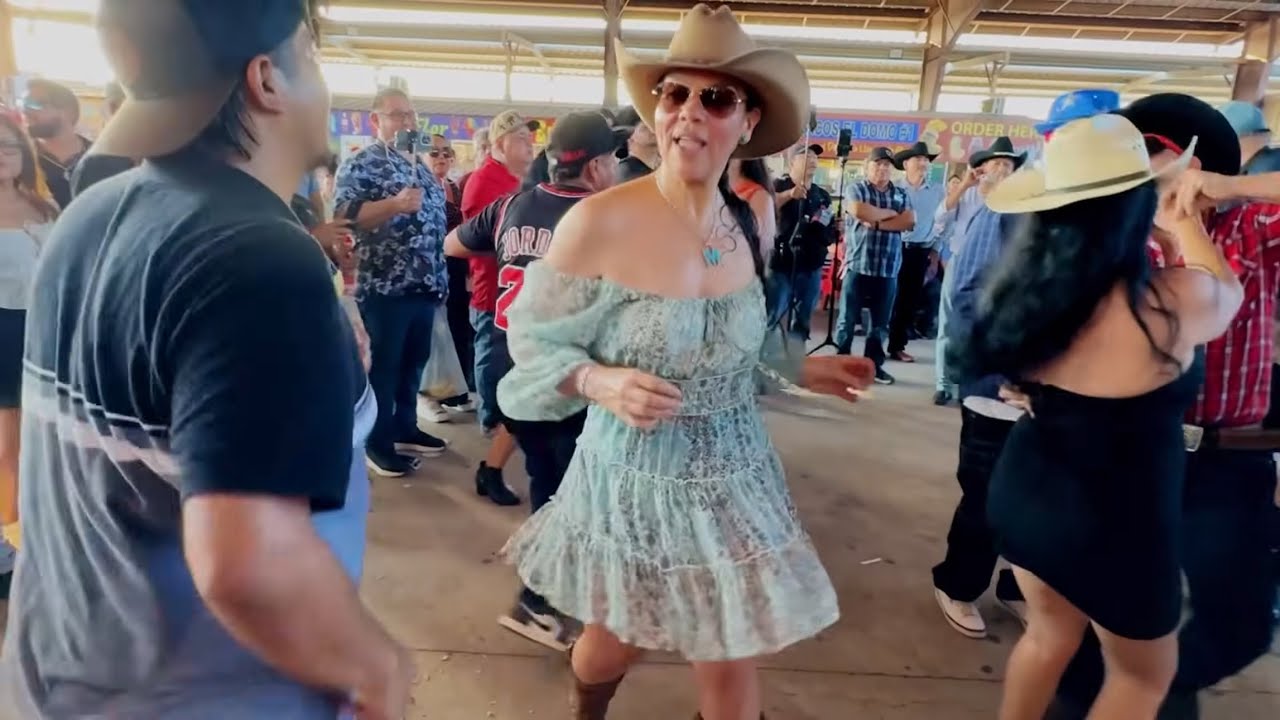 La gente disfrutando del baile en la pulga de Álamo Texas RGV 