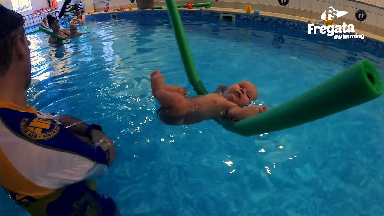 Pływanie niemowląt na basenie