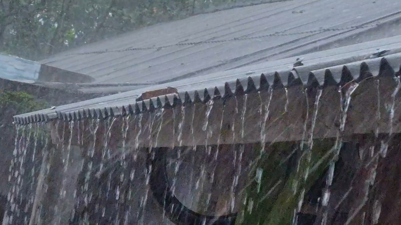 Звуки дождя для сна 🌧️ Сильный дождь на крыше — вы почувствуете сонливость через несколько минут
