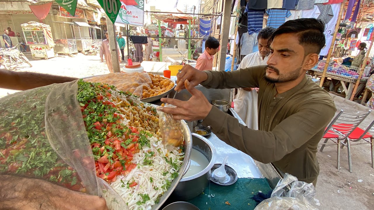 Amazing Mountain Aloo Chana Chaat | Pakistani Street Food | Tasty Street Aloo Choley Chaat.