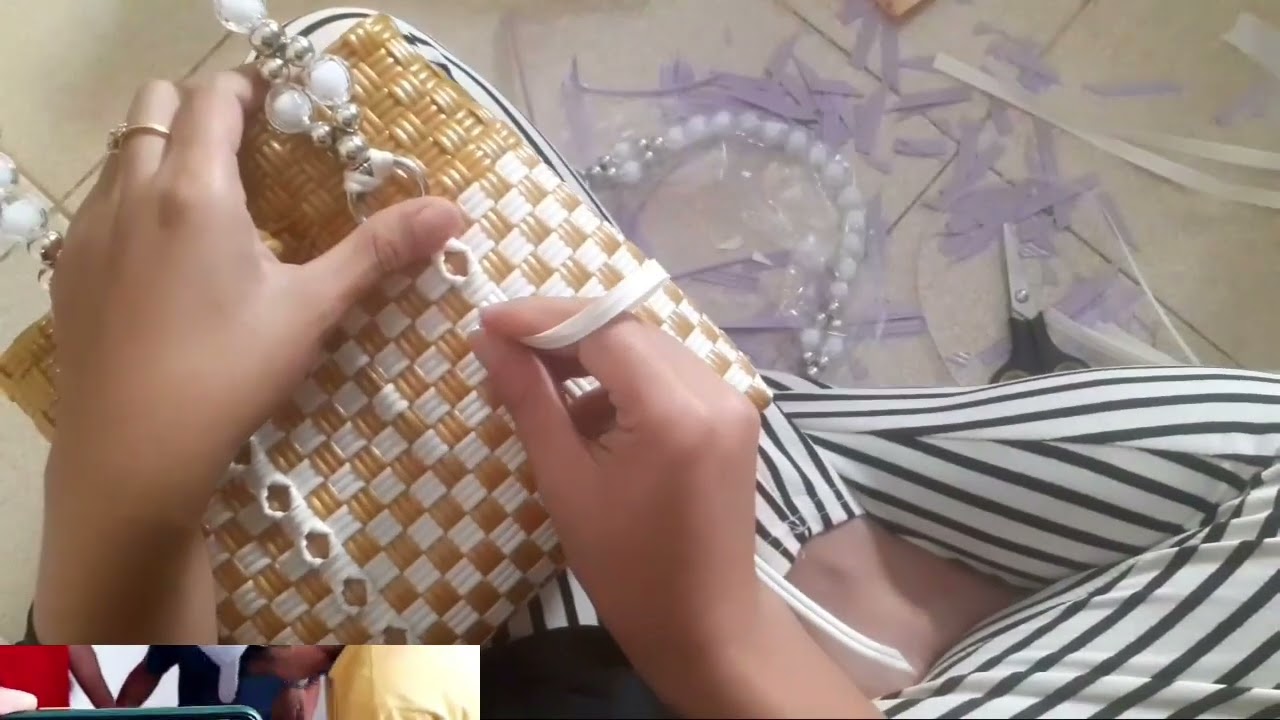 cara pasang hendel mutiara tas jali warna kuning emas kombinasi putih.