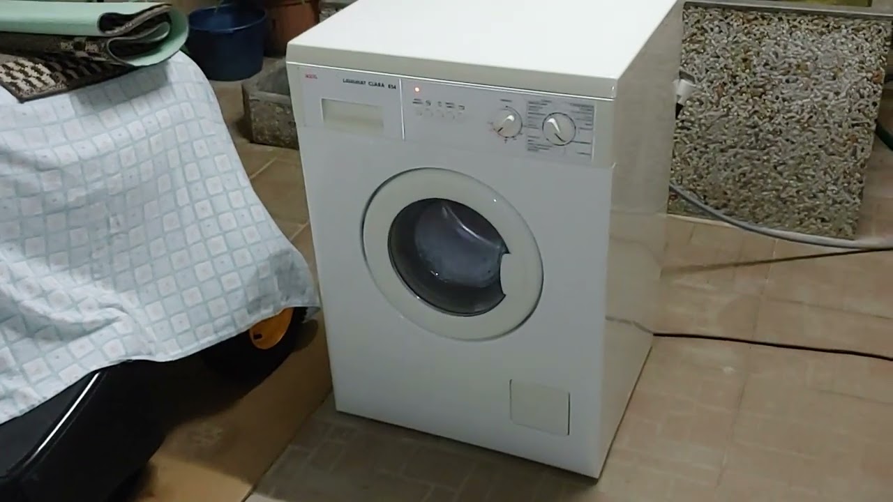 Ultimo risciacquo e centrifuga ad 850 giri nella AEG Lavamat Clara 854