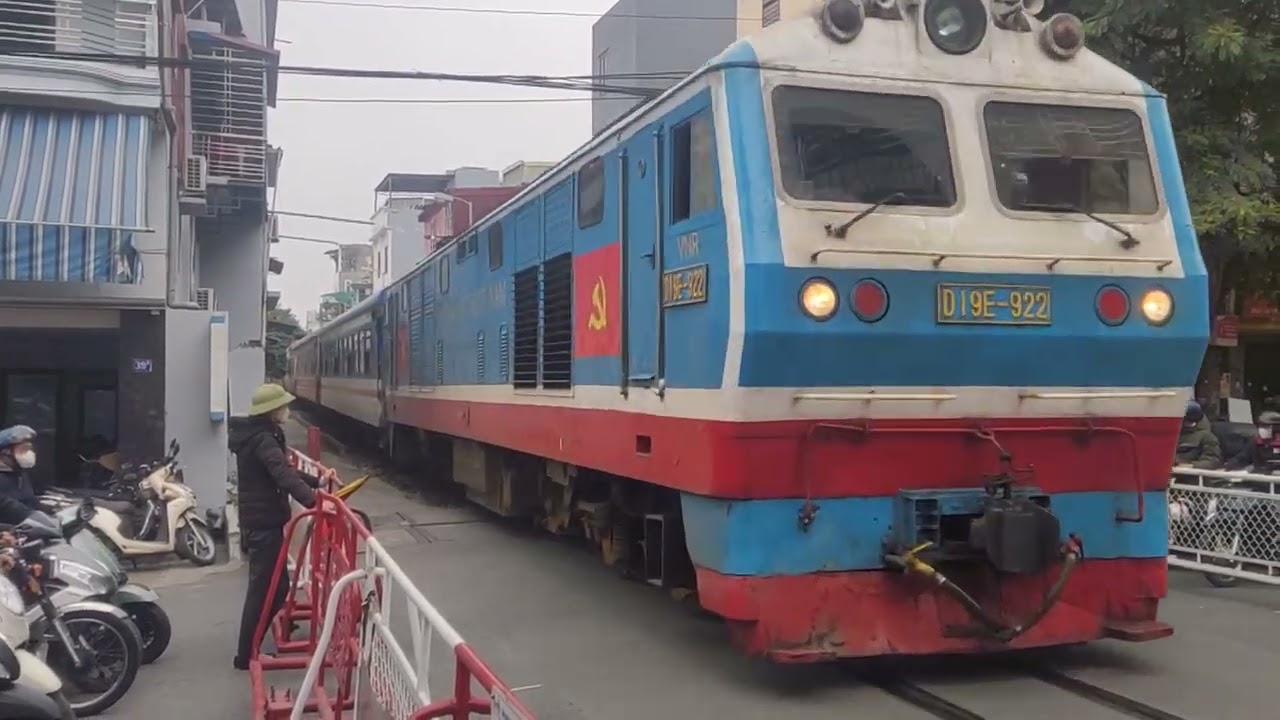 D19E-922 kéo tàu khách LP8 qua chắn Trần Nguyên Hãn (25/1/2026)