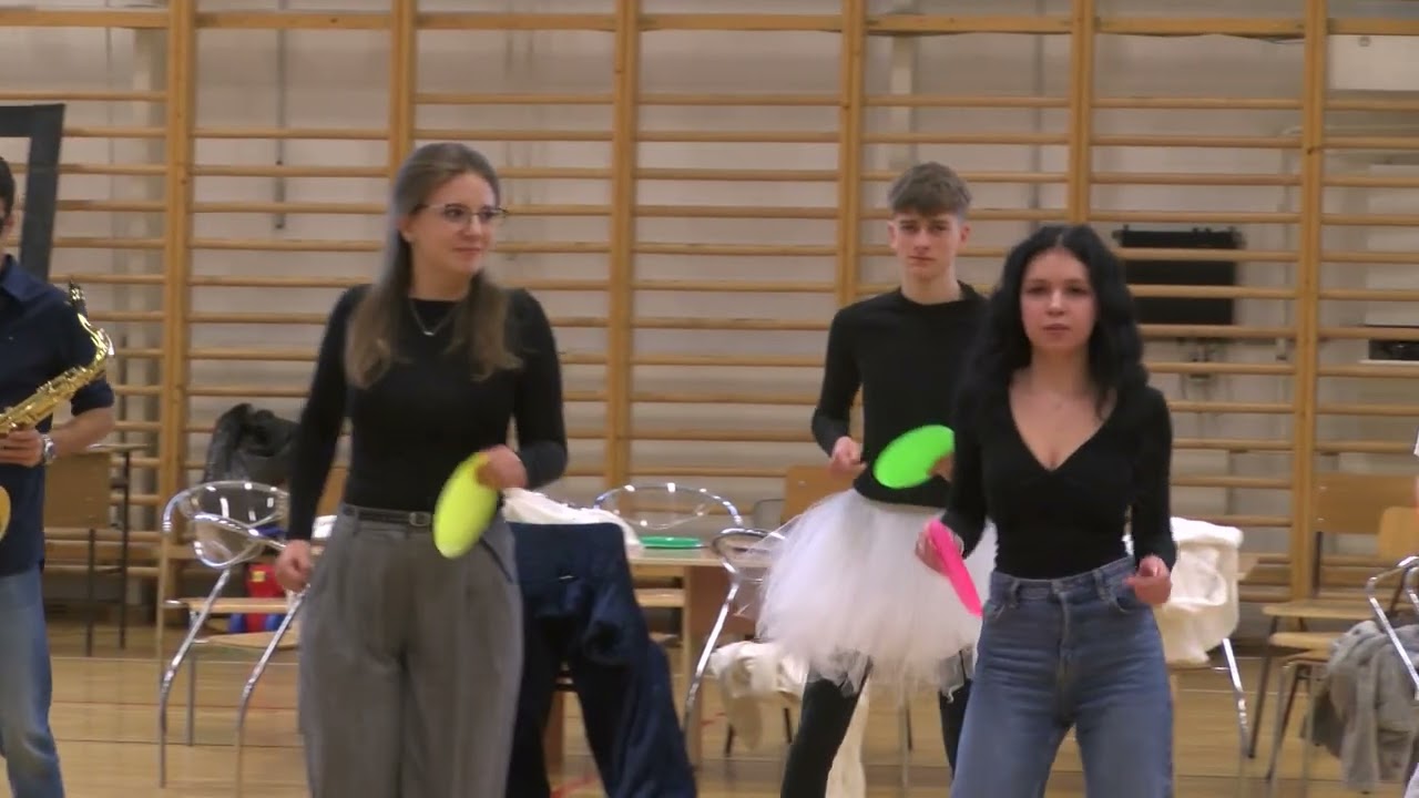 Farsangi mulatság a KEVI gimnáziumában