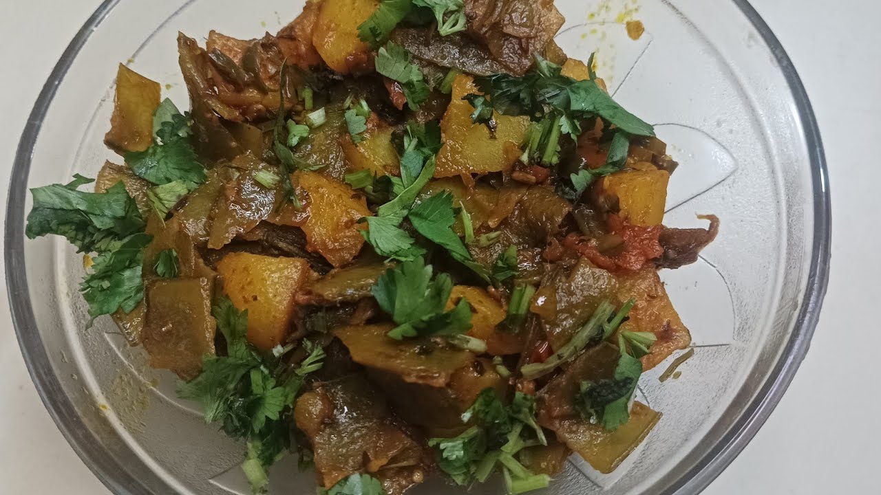 मटर के छिलके की चटपटी सब्ज़ी यामिनी की किचन में।