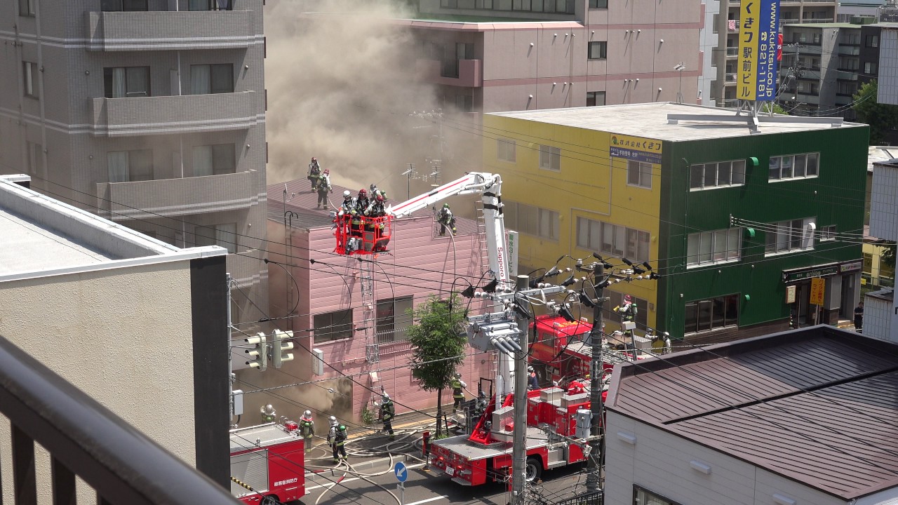 Fire fighting / 2017年7月14日10時頃 札幌市白石区菊水3条1丁目火災現場の消火活動