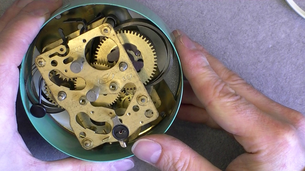 [Fr] Démontage de la pendule russe de grand-mère....