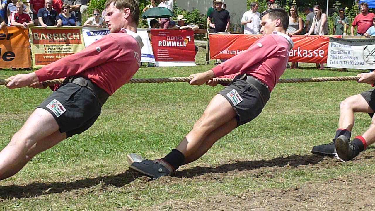 Finale Tauziehen Deutscher Meister 2015 B&ouml;llen besiegt Goldscheuer in Sch&ouml;nau im Schwarzwald
