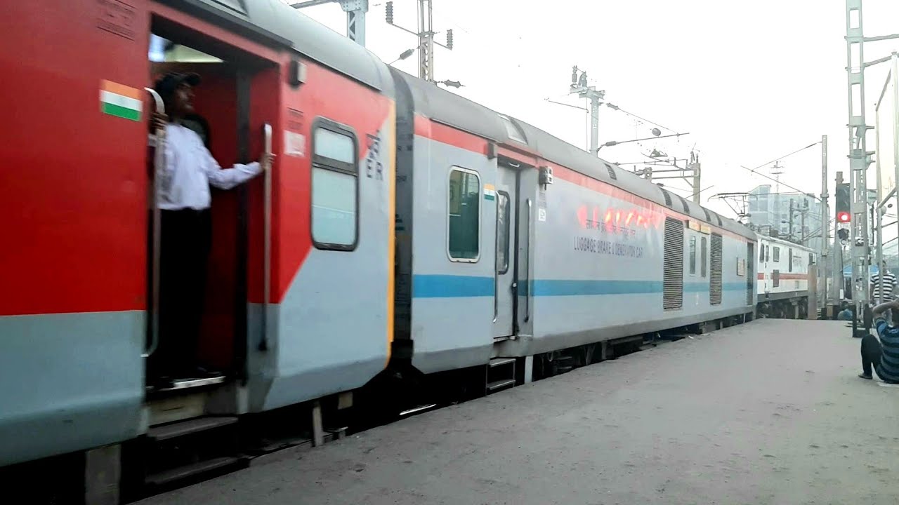 Howrah Rajdhani Exp departs with long Honking of WAP7 with clear Announcement|1st Rajdhani Express