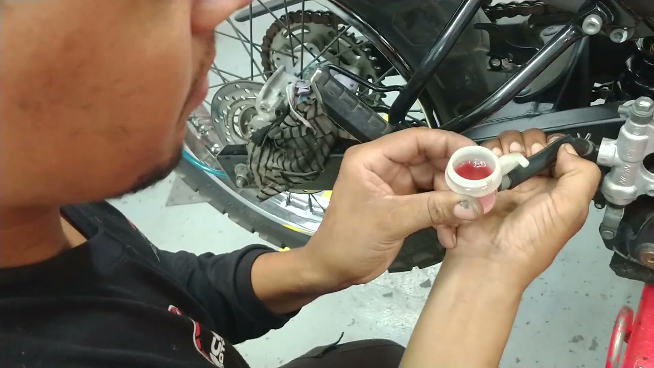 como trocar o fluido de freio traseiro da Lander ,XRE ,Bros  fácil fácil.