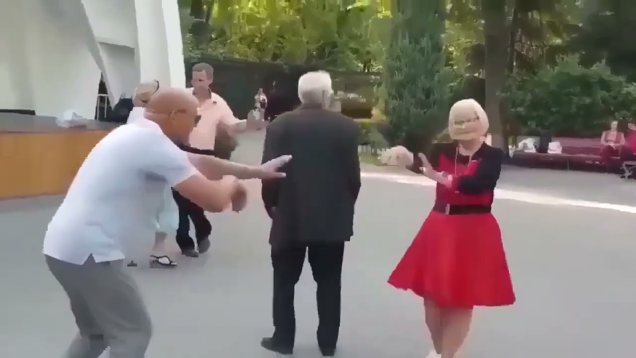 РОС ТЮЛЬПАН В ОДНОМ САДУ С РОЗОЮ КРАСИВОЮ ХАРЬКОВ #kharkiv 