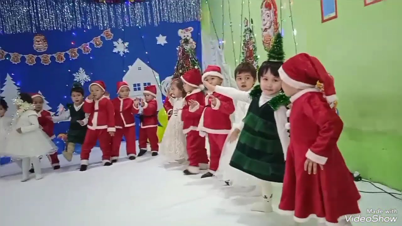 Yangibozor tumanidagi 8-DMTT da yangi yil bayrami sahna ko'rinishi