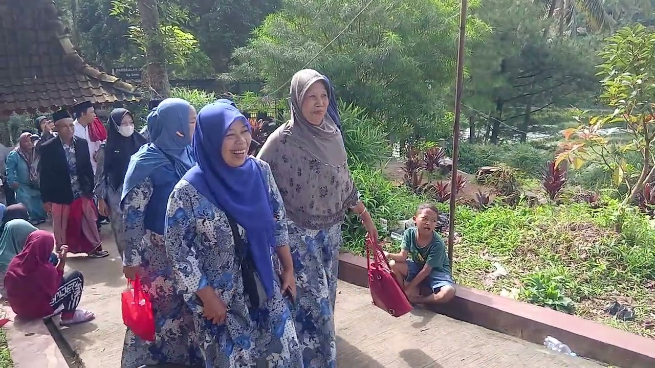 Ziarah jamaah Yasin Miftakhul jannah  di Makam Sunan Geseng Grabag Magelang