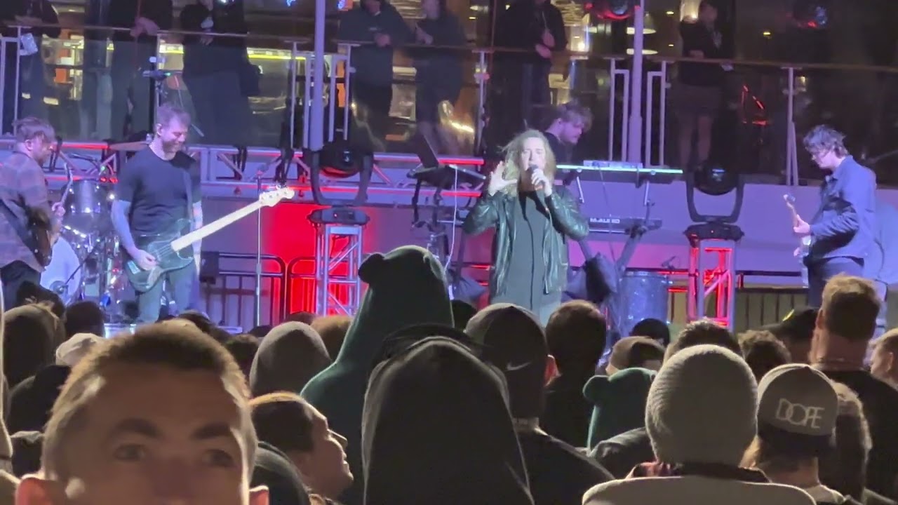 Underoath Stops Show to Save Fan @ Emo’s Not Dead Cruise