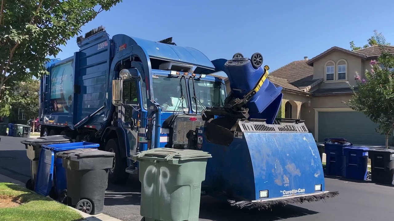 Republic Services 520 Heil Curotto Lid Flipping