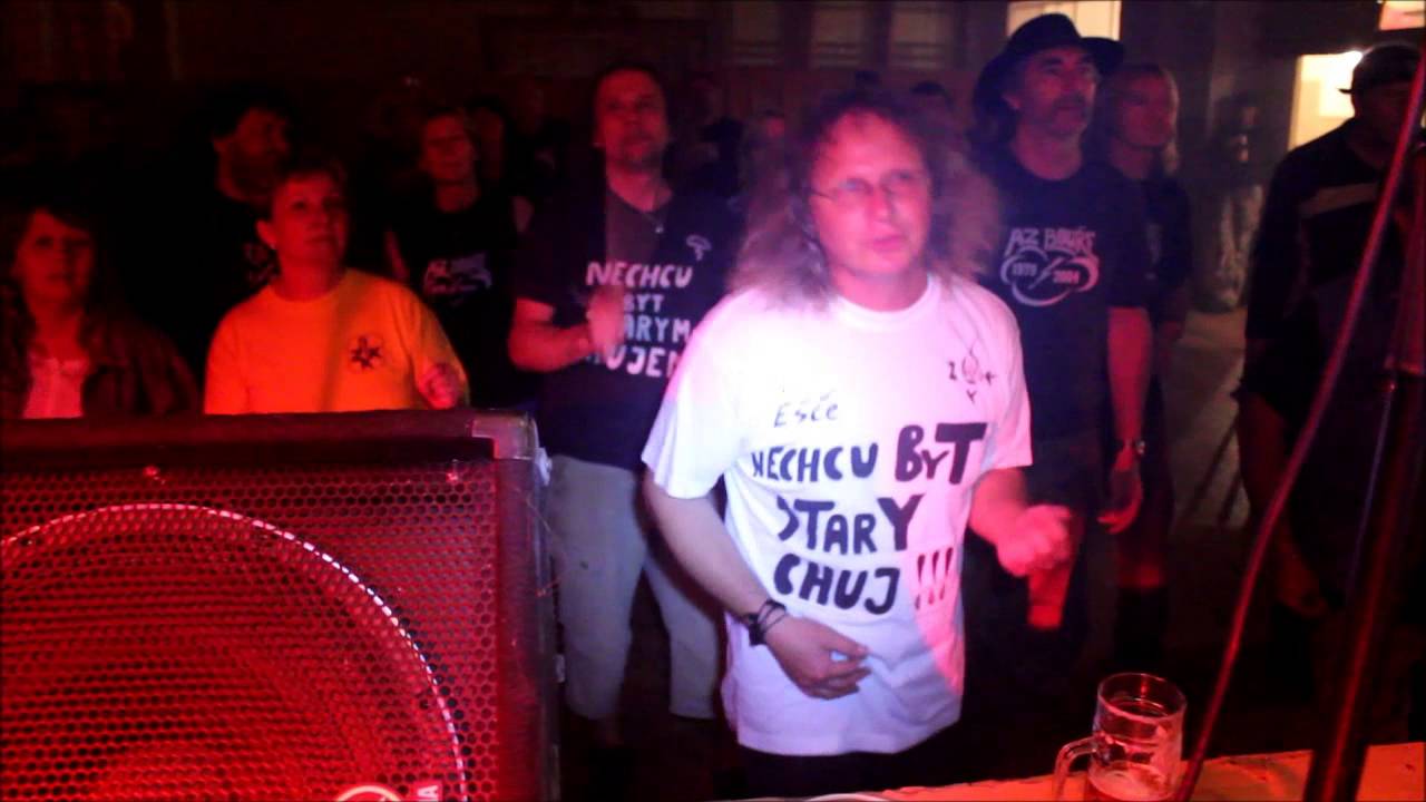 Robin Čupa - kytara (poprv&eacute; live) & Vojta Sedl&aacute;k - bic&iacute; se členy skupiny Uran