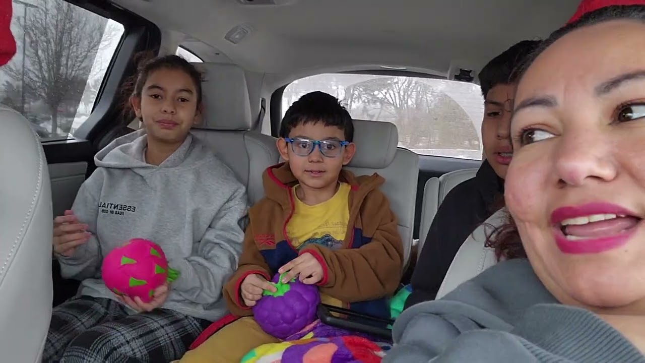 De compras con los niños hermosos 