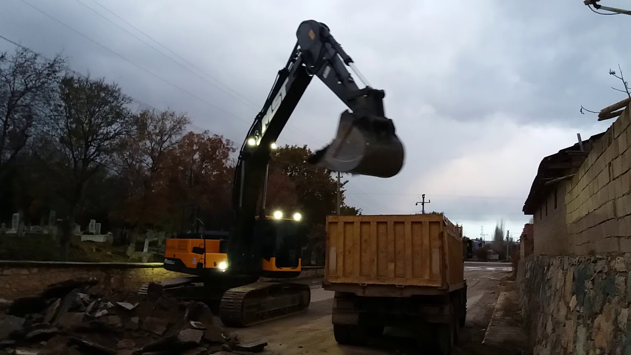 Mst M300 Ekskavatör Gece Aydınlatmasıyla Asfalt Sökme ve Yükleme Yapıyor