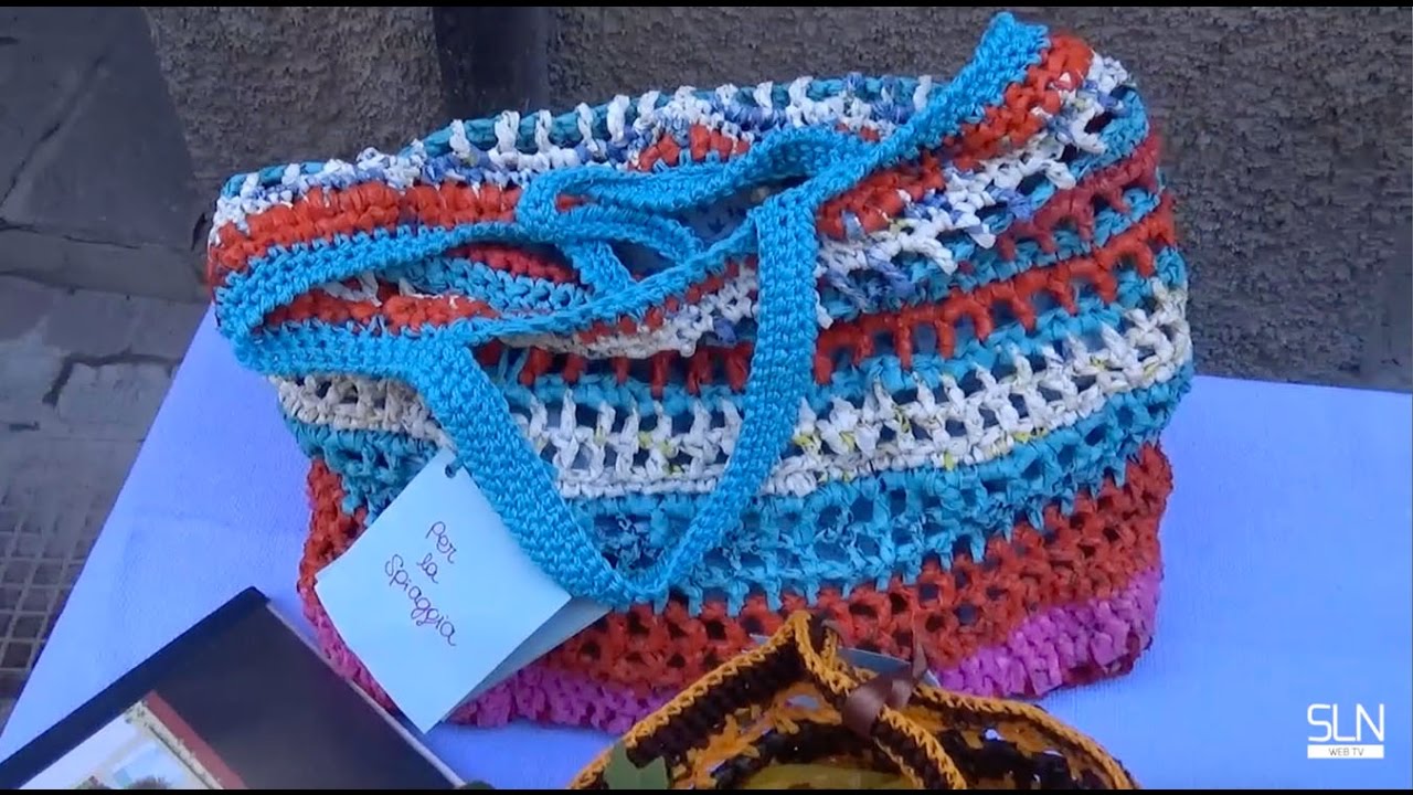 Riciclo creativo, borse realizzate con sacchetti di plastica