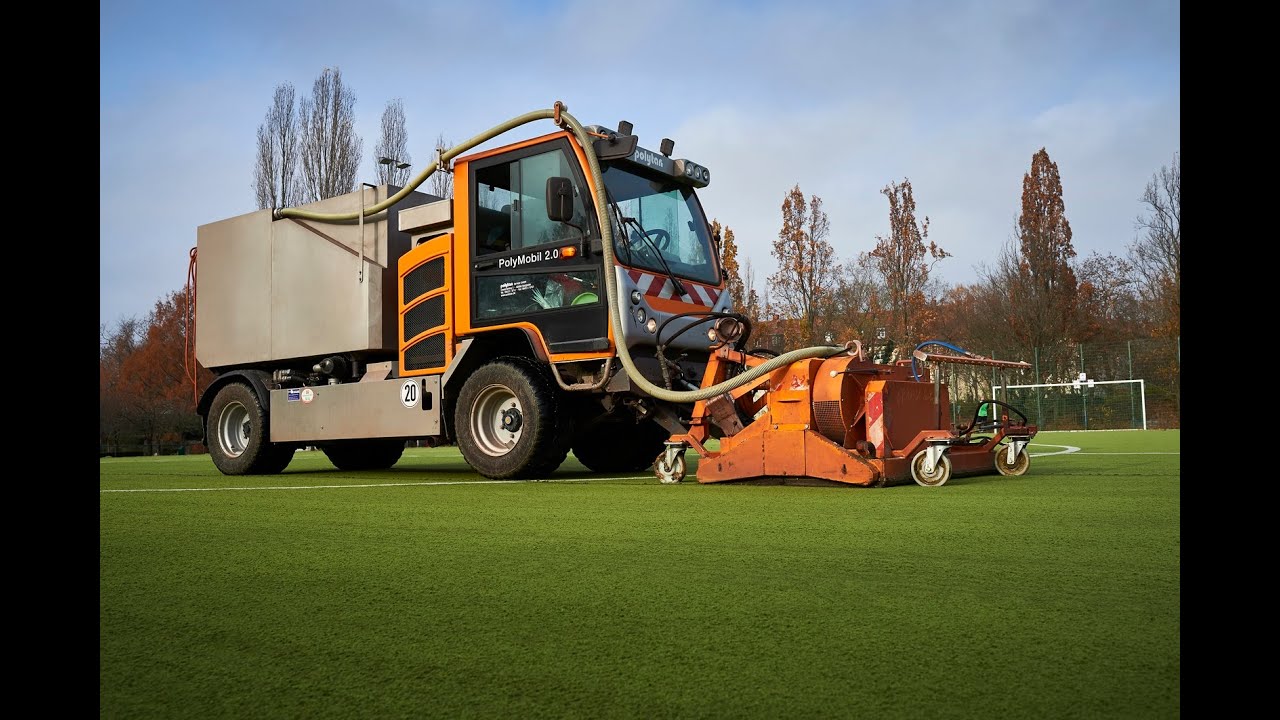 PolyMobil 2.0 intensive wet cleaning for hockey turfs