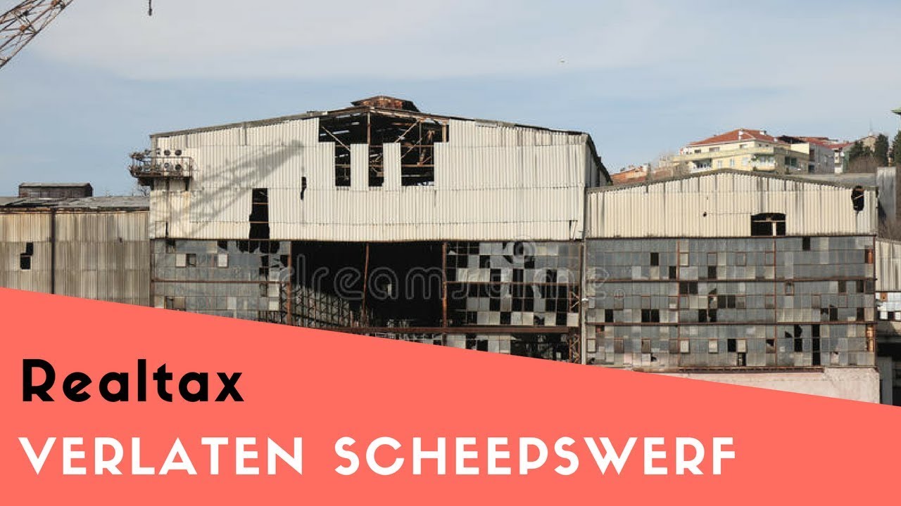 VERLATEN SCHEEPSWERF met AUTO'S en BOTEN