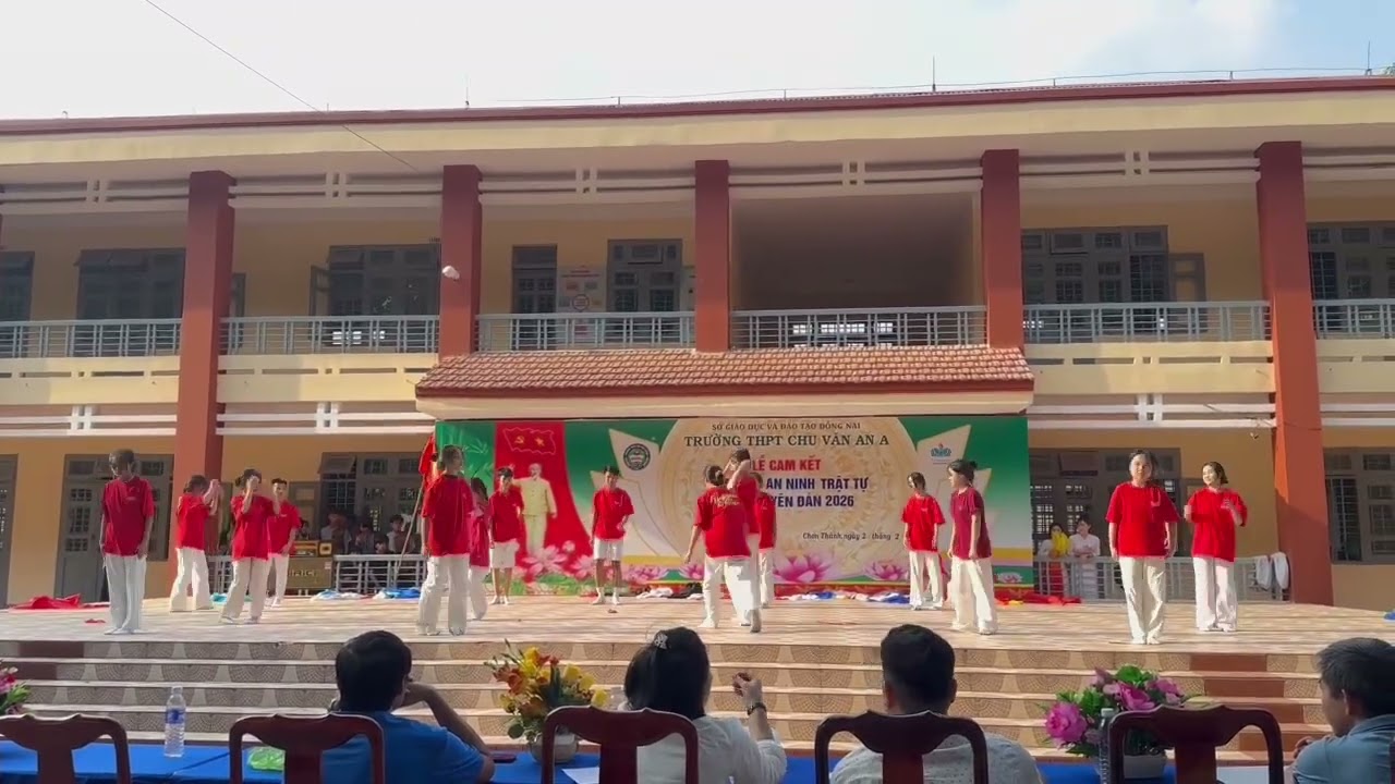 Các bạn học sinh Trung học cơ sơ múa mừng Xuân 2026