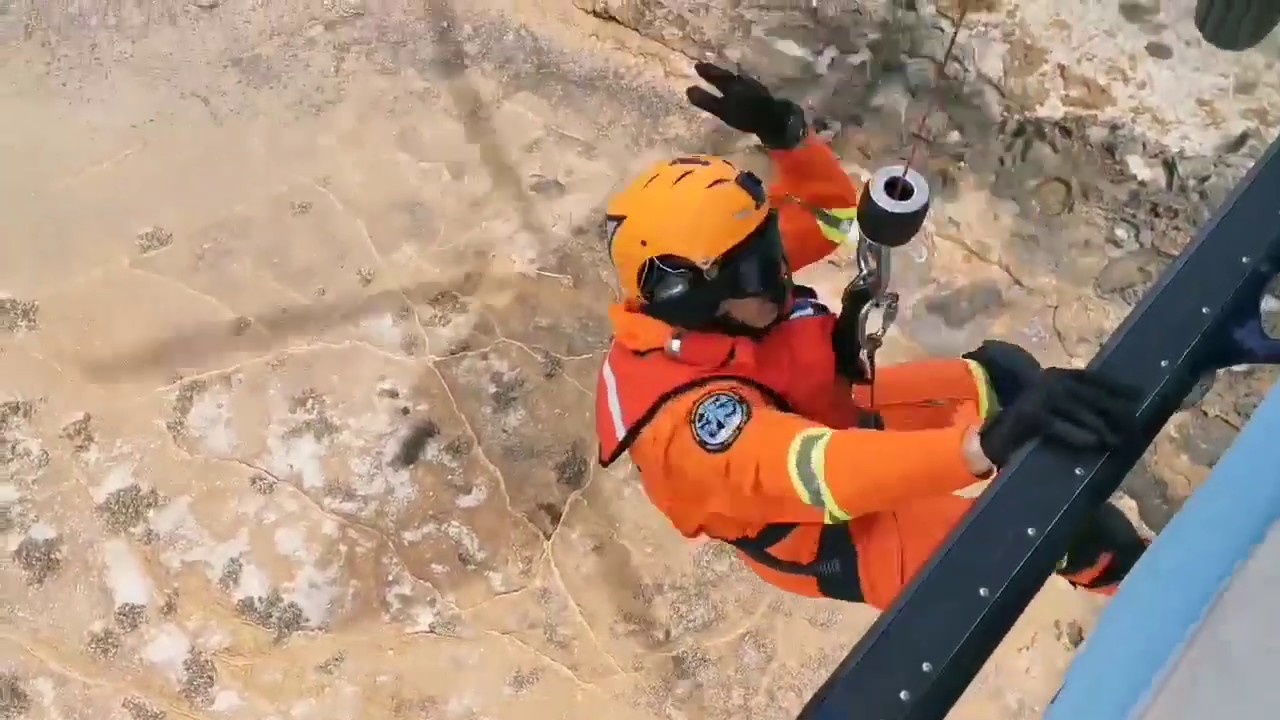 «Διάσωση» ελληνικής σημαίας με ελικόπτερο της ΜΑΕΠ της Αστυνομίας Κύπρου