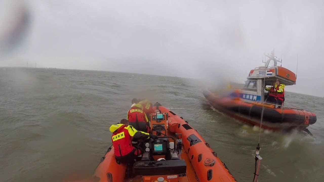 KNRM  Marken - Zeiljacht gezonken en opvarenden te water