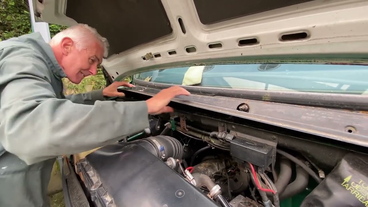 Mercedes Vario Windscreen / Scuttle Panel Removal