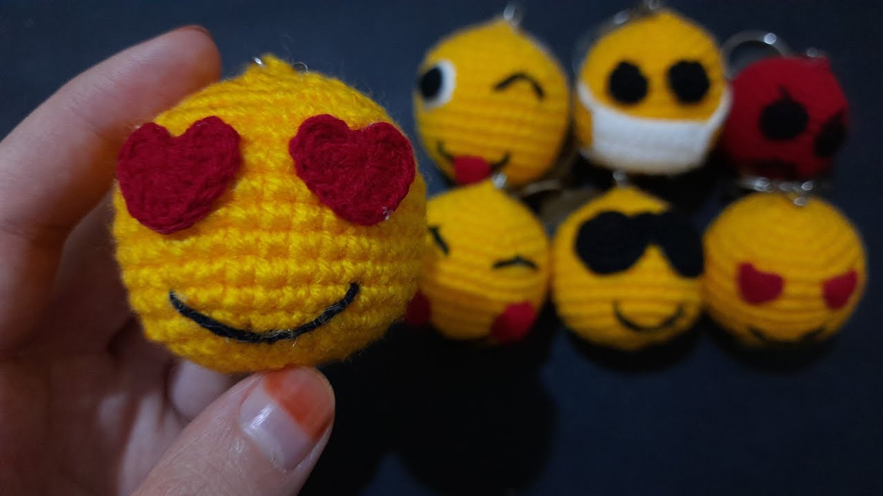 easy crochet amigurumi emoji keychain. hearted eye emoji keychain.👉😍