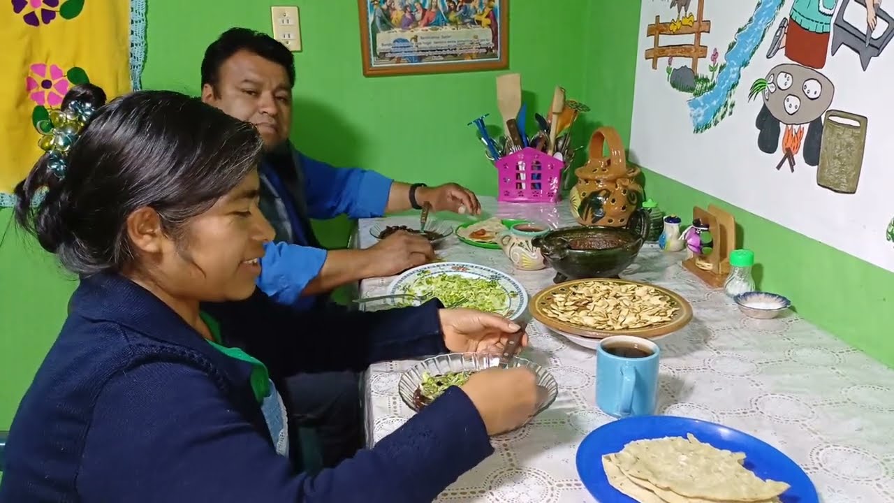 en familia nos ayudamos a preparar nuestra cena en la casa