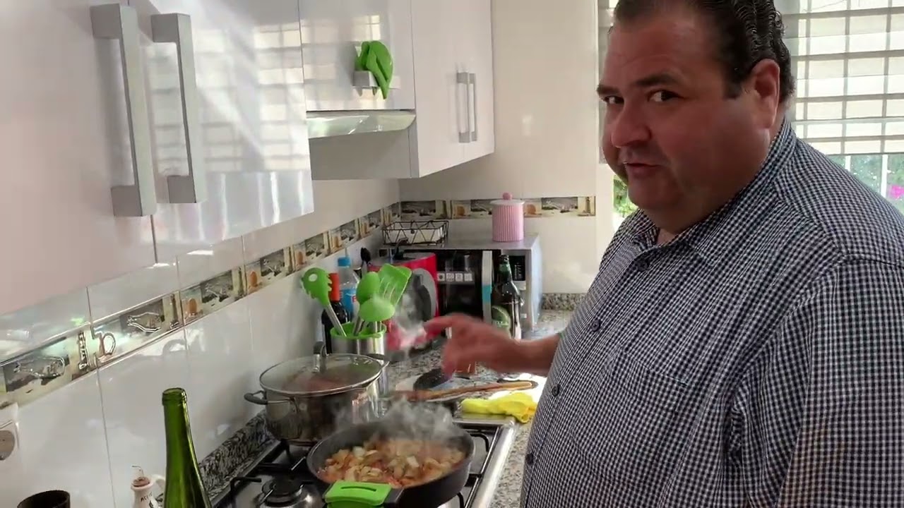 Lubina salvaje a la marinera con gamba roja