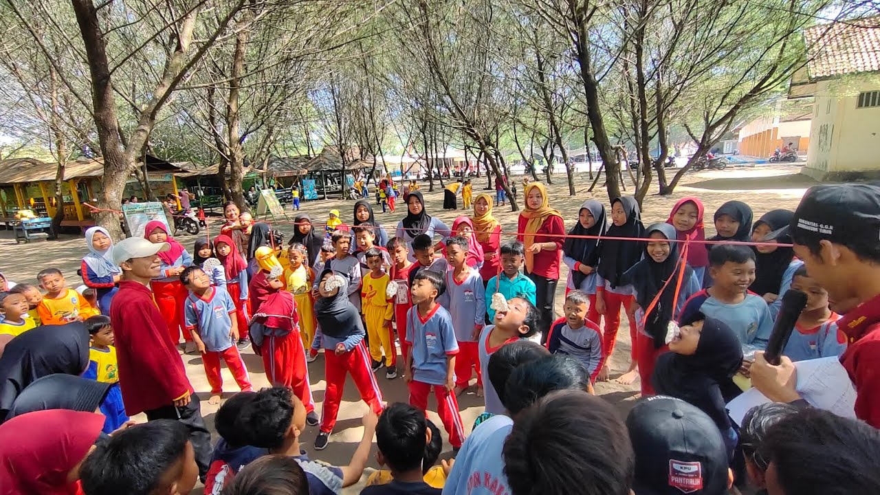 SERU!!! LOMBA AGUSTUSAN SDN 5 KALIBATUR DI BAWAH CEMORO PANTAI SINE 🪵