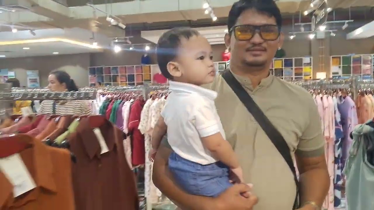 Window Shopping at HONG NAGA CITY 