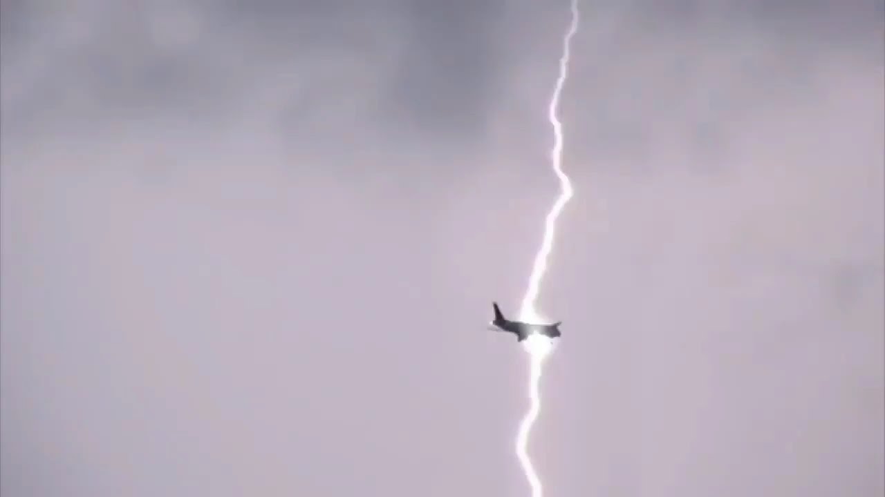 Dangerous Lightning Strike - Dangerous Storms & Tornadoes! Strong Lightning Strikes