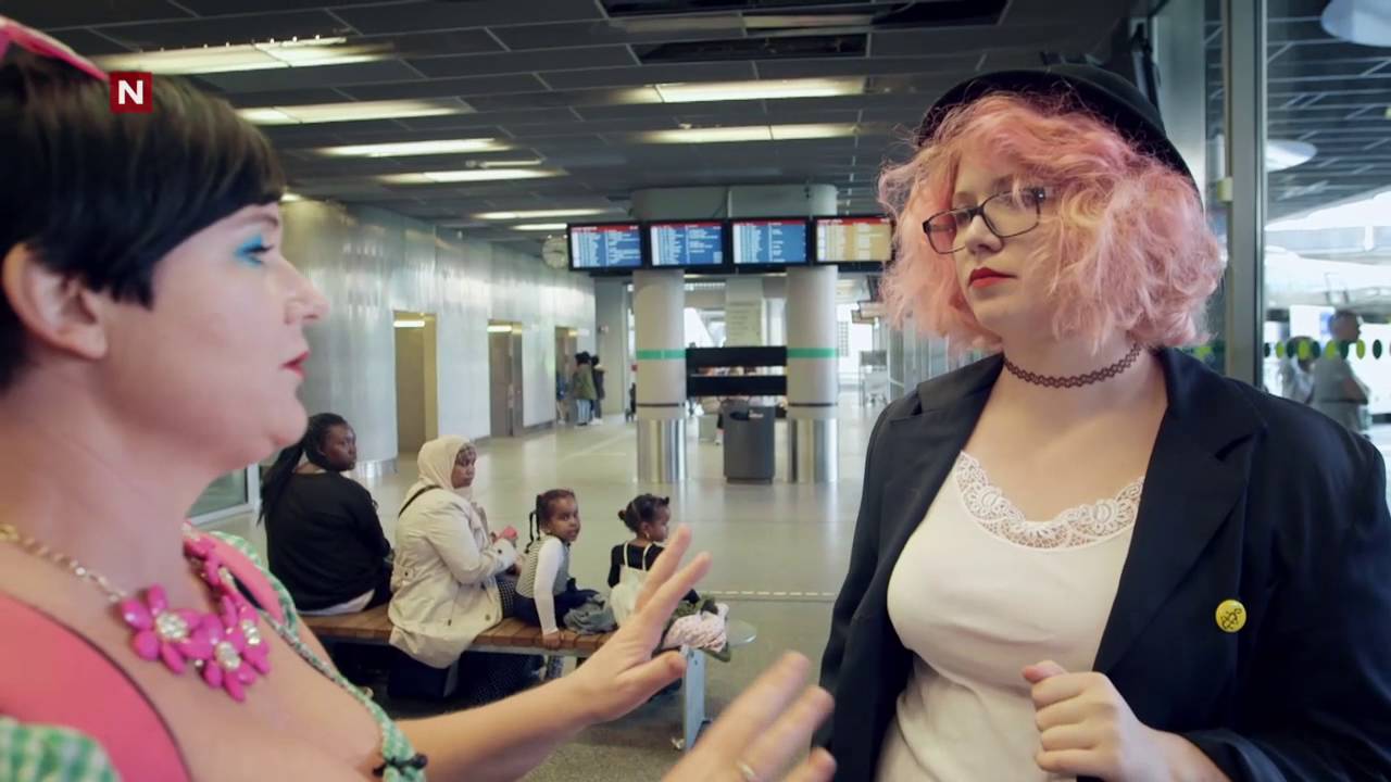 Christine blir fascinert av rosa hår