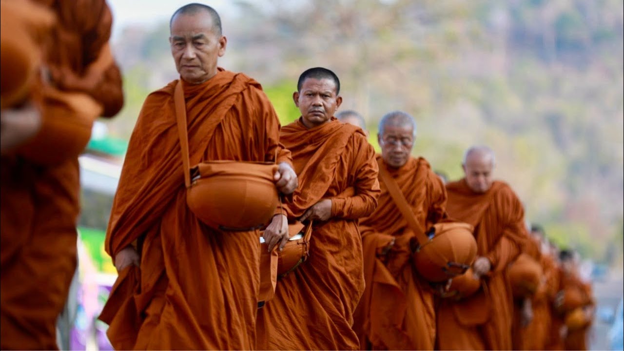 7มีนาคม69  คณะสงฆ์จากพุทธอุทยานทีพักสงฆ์วัดป่าบ่อน้ำพระอินทร์ ออกบิณฑบาตที่ตลาดชายแดนช่องเม็ก