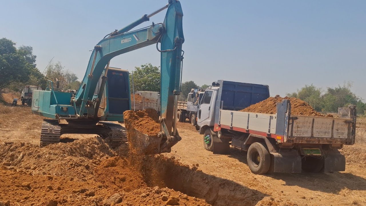 Kobelco sk045 ซ่อมถนนลูกรังงาน.อบต.ภูเงิน ทีมงานเสี่ยพจน์
