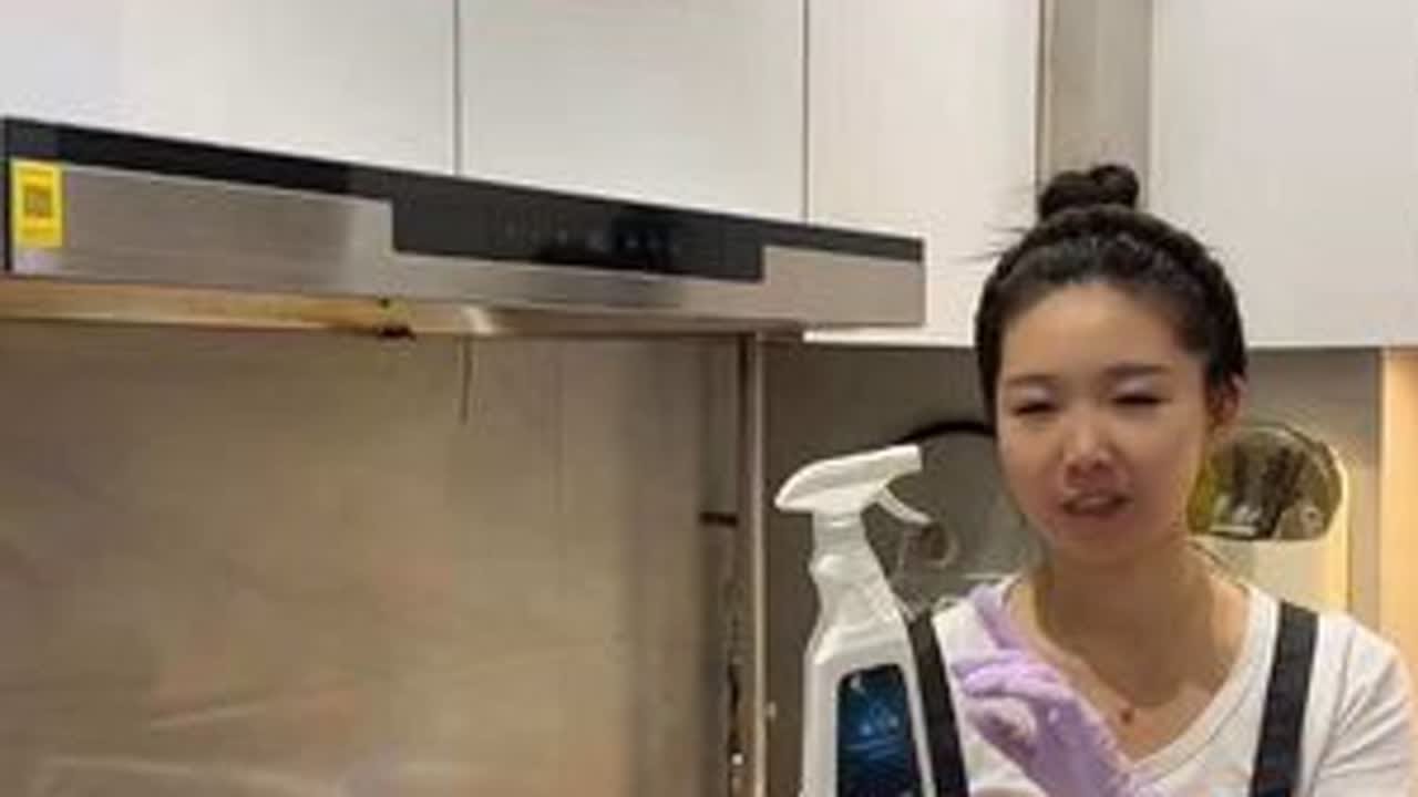 新年大扫除开始了，沉浸式洗油烟机，洗的不是油污，是全职妈妈的仪式感，洗完感觉能炒出米其林级别家常菜，就是胳膊酸得想罢工😆#厨房清洁 #油烟机清洗  #过年大扫除