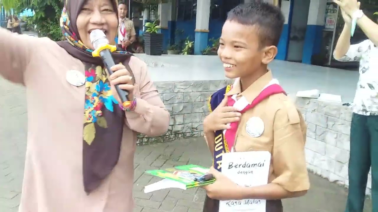 Kegiatan Literasi di Halaman Sekolah@dianadewita5637